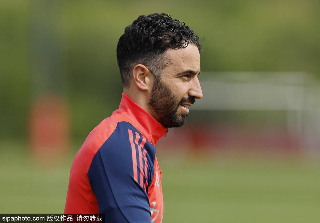 曼联新帅“背刺”老东家？阿莫林更衣室遭爱将当众摊牌，红魔生涯开局即“事故现场”！